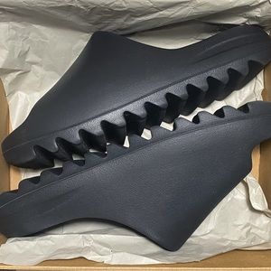 Adidas Yeezy Slides ‘Onyx’ Size 10 w/ Box (New)